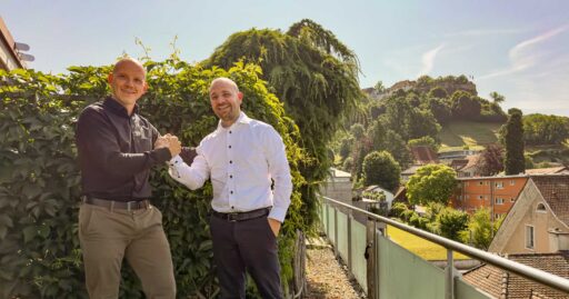 Patrick Gerber (links) und Fabio Aranyi (rechts) auf der Dachterrasse des Erlengut-Gebäudes in Lenzburg. Im Hintergrund Schloss Lenzburg.